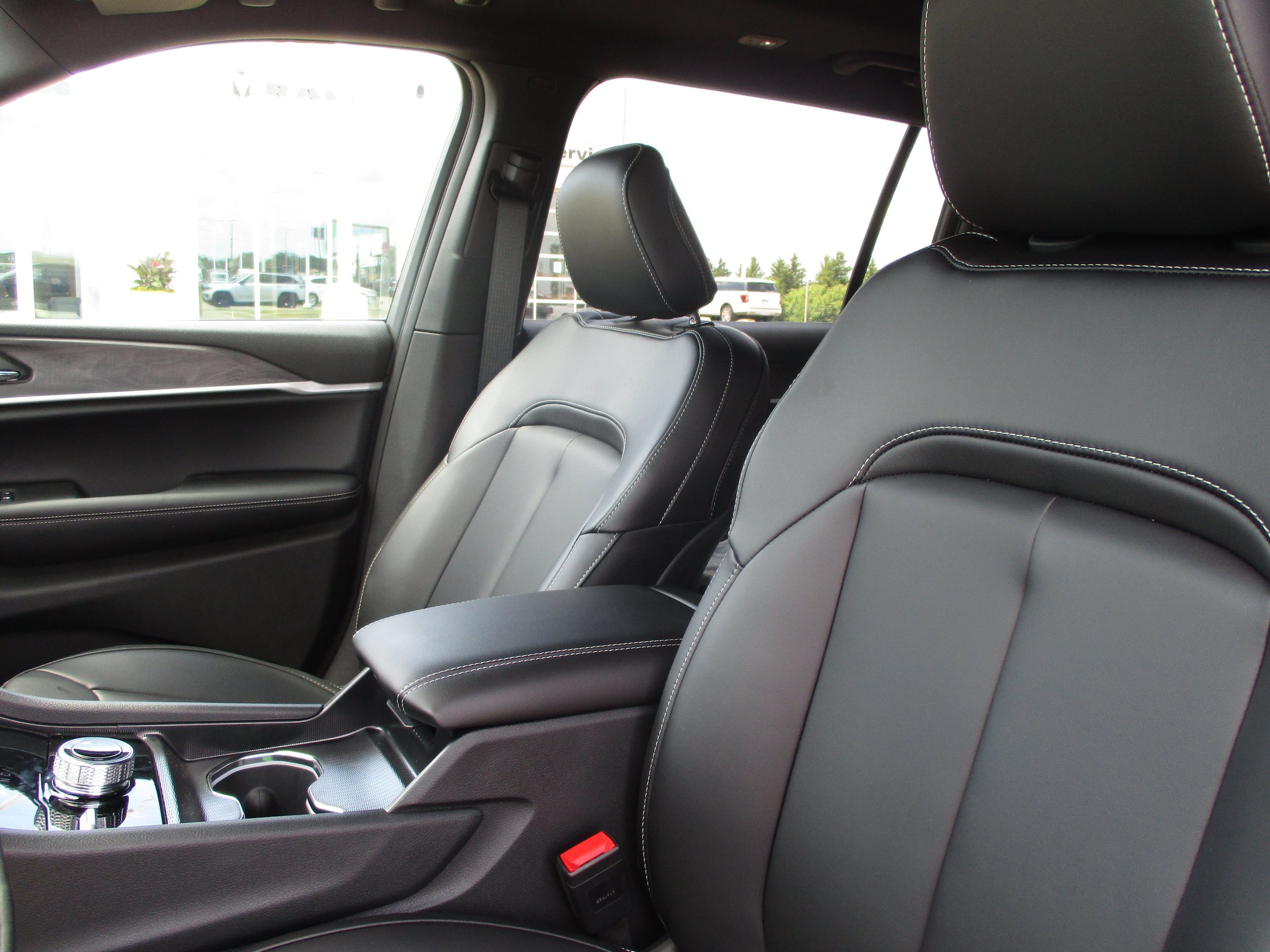 Used 2025 Jeep Grand Cherokee L Limited w/ Black Appearance Package AWD/4WD image 38