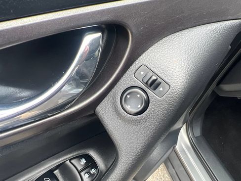Used 2016 Nissan Rogue S FWD image 43