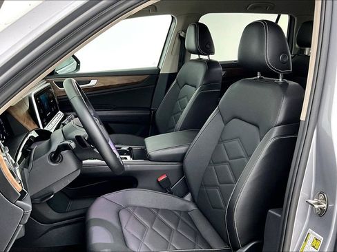 Used 2025 Volkswagen Atlas SE FWD image 30