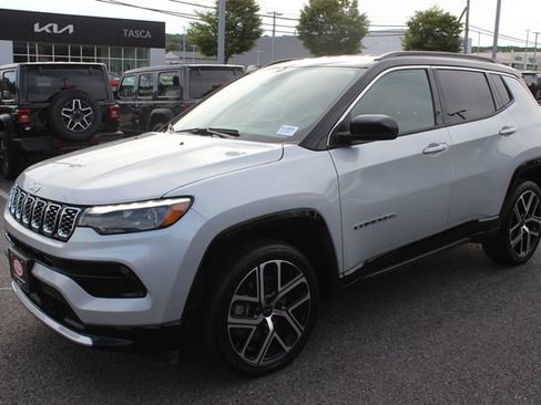 Used 2025 Jeep Compass Limited w/ Elite Group AWD/4WD image 2