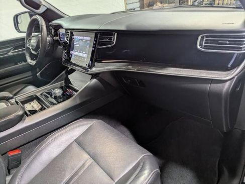 Certified 2022 Jeep Wagoneer Series II w/ Rear Seat Video Group 1 AWD/4WD image 19