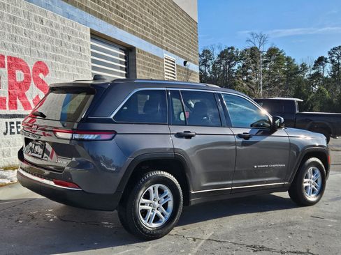 Used 2024 Jeep Grand Cherokee Laredo image 7