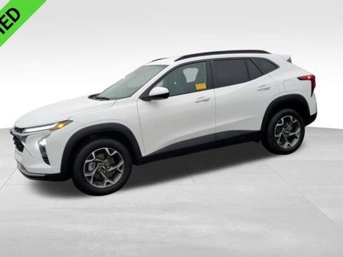 Certified 2025 Chevrolet Trax LT w/ Driver Confidence Package image 5