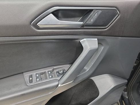 Used 2018 Volkswagen Tiguan SEL FWD image 28