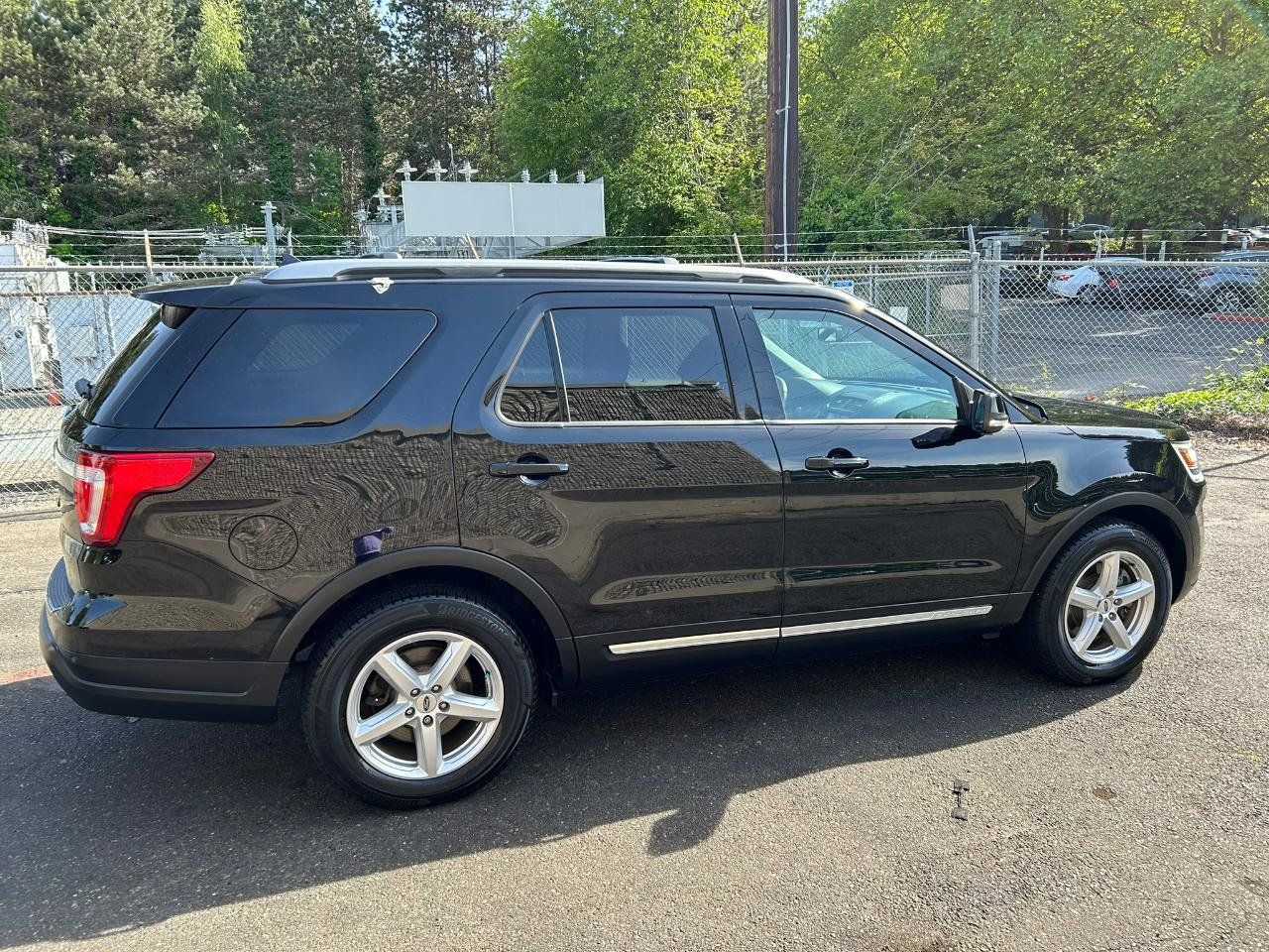 Used 2018 Ford Explorer XLT w/ Equipment Group 202A FWD image 4