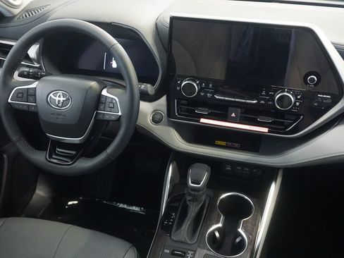 New 2026 Toyota Highlander Platinum AWD/4WD image 33