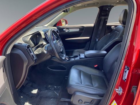 Used 2019 Volvo XC40 T4 Momentum FWD image 9