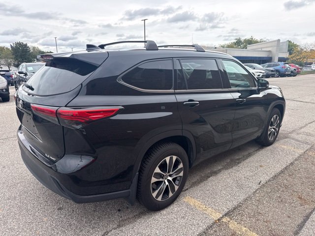 Used 2021 Toyota Highlander XLE AWD/4WD image 3