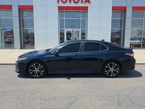 Used 2019 Toyota Camry SE FWD image 2
