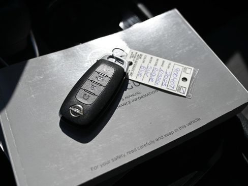 Used 2023 Nissan Rogue SV image 25