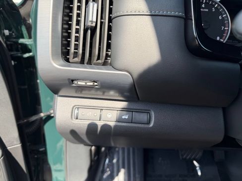 Used 2025 Nissan Pathfinder SL FWD image 17