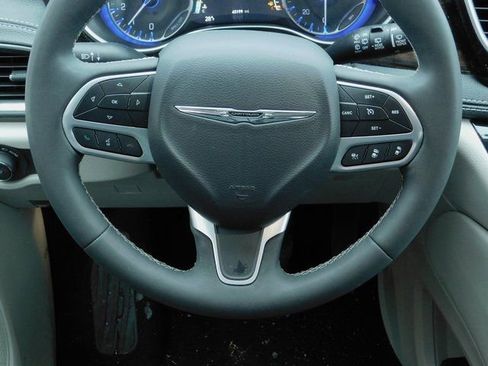 Used 2024 Chrysler Pacifica Limited image 7