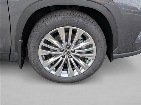 New 2025 Toyota Highlander Platinum image 5
