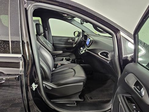 Used 2025 Chrysler Pacifica Select image 37
