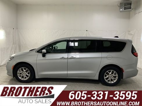 Used 2023 Chrysler Pacifica Touring image 1