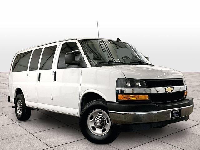 Used 2018 Chevrolet Express 3500 LT w/ LT Preferred Equipment Group RWD image 2