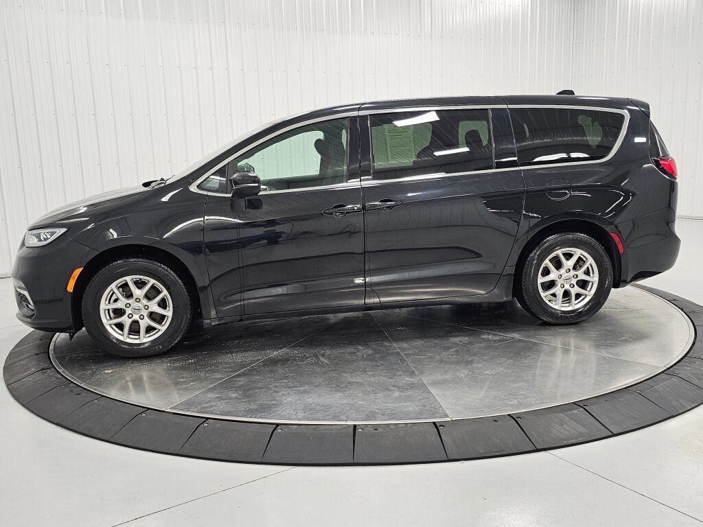 Used 2023 Chrysler Pacifica Touring FWD image 2