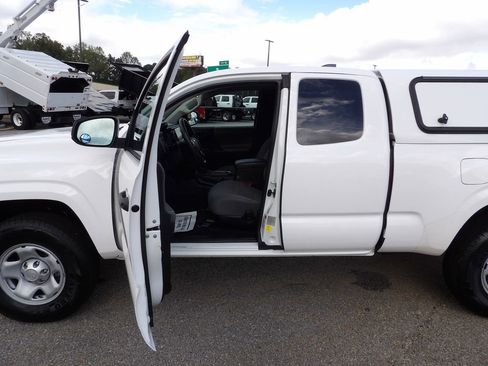 Used 2022 Toyota Tacoma SR RWD image 13
