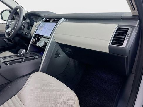 Used 2025 Land Rover Discovery Dynamic SE image 31