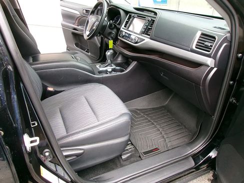 Used 2019 Toyota Highlander Plus AWD/4WD image 9