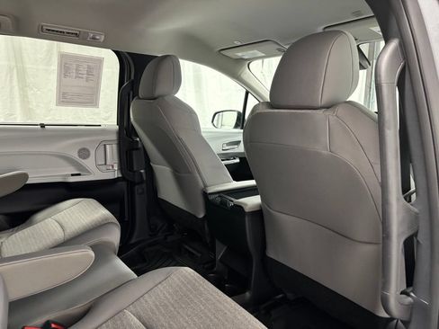 Used 2026 Toyota Sienna LE FWD image 58