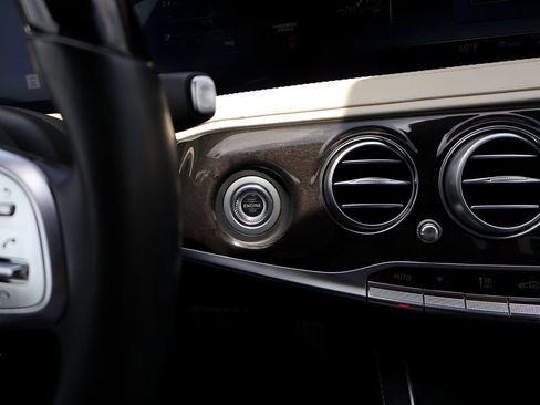 Used 2020 Mercedes-Benz S 560 4MATIC Sedan image 30