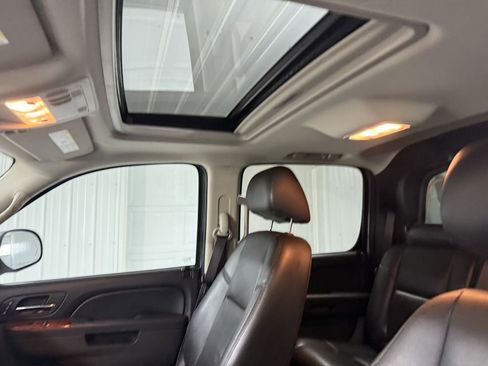 Used 2013 Chevrolet Avalanche LTZ image 12