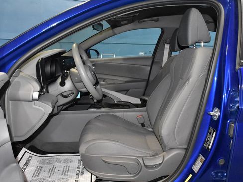 Used 2021 Hyundai Elantra SE FWD image 6