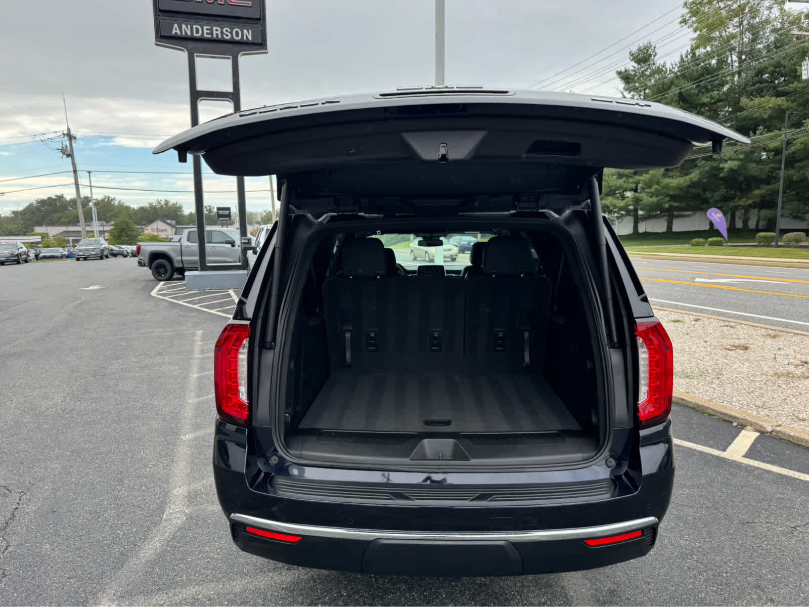 Used 2023 GMC Yukon XL SLT AWD/4WD image 5