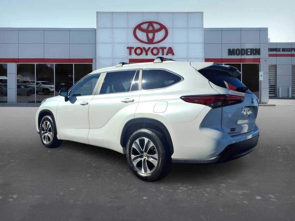 Used 2023 Toyota Highlander XLE FWD image 3