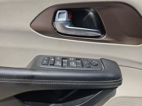 Used 2022 Chrysler Voyager LX FWD image 17