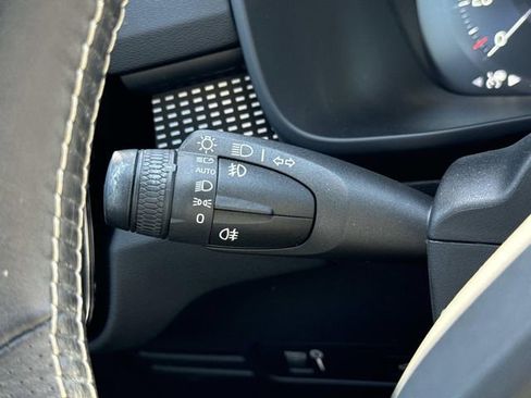 Used 2020 Volvo XC40 T4 R-Design FWD image 27