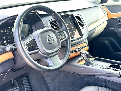 Used 2022 Volvo XC90 T5 Momentum w/ Protection Package Premier FWD image 12