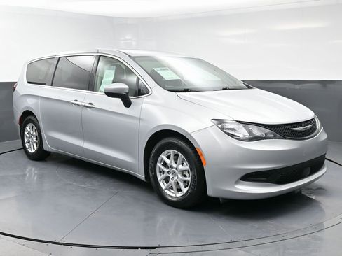 Used 2023 Chrysler Voyager LX image 3