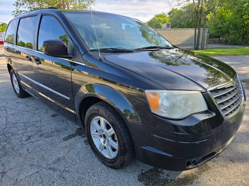 Used 2009 Chrysler Town & Country Touring FWD image 3