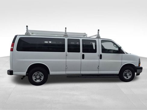 Used 2017 Chevrolet Express 3500 LT w/ LT Preferred Equipment Group RWD image 3