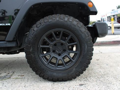 Used 2017 Jeep Wrangler Rubicon w/ Connectivity Group image 12