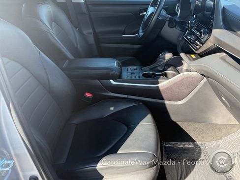 Used 2024 Toyota Highlander XLE image 12