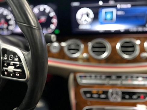 Used 2019 Mercedes-Benz E 300 4MATIC image 22