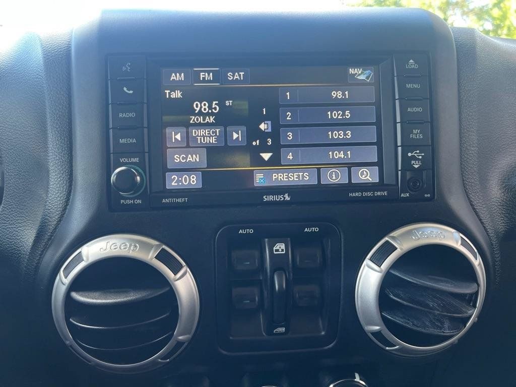 Used 2017 Jeep Wrangler Unlimited Sahara w/ Dual Top Group AWD/4WD image 15