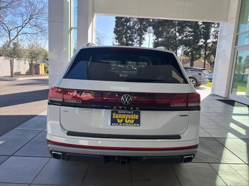 New 2024 Volkswagen Atlas Peak Edition SE image 4