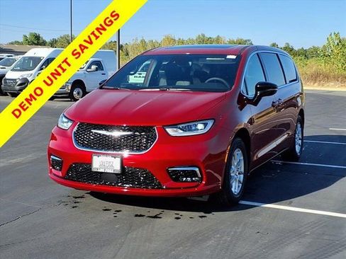 New 2026 Chrysler Pacifica Select image 2