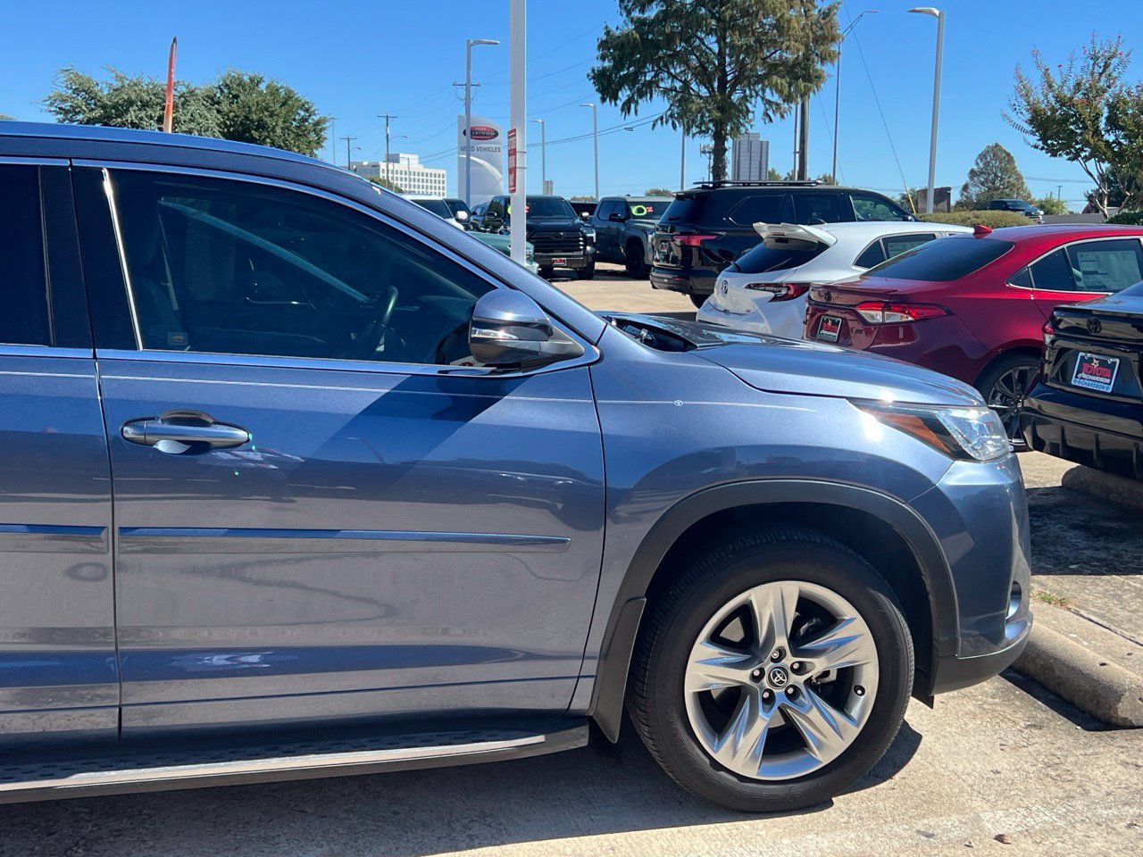 Used 2019 Toyota Highlander Limited FWD image 3