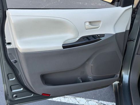 Used 2012 Toyota Sienna FWD image 9