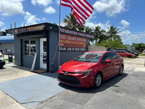 Used 2021 Toyota Corolla LE FWD image 1