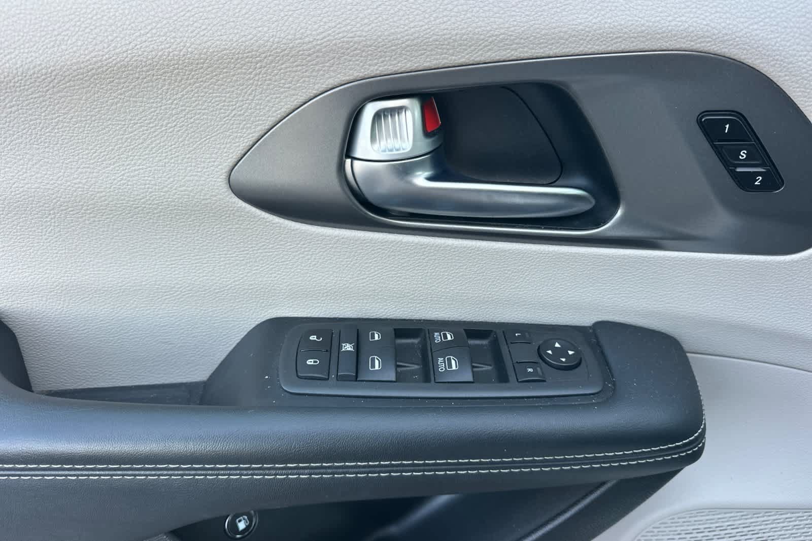 Used 2024 Chrysler Pacifica Limited FWD image 14