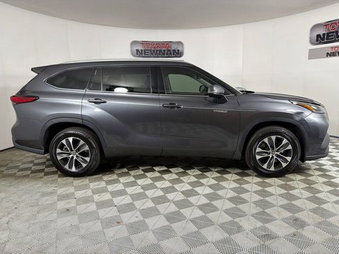 Used 2021 Toyota Highlander XLE FWD image 3