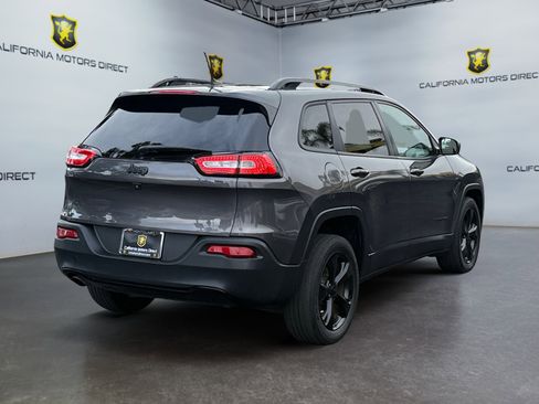 Used 2018 Jeep Cherokee Latitude w/ Altitude Package image 5
