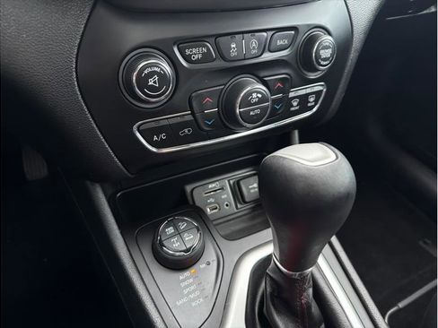 Used 2017 Jeep Cherokee Trailhawk w/ Comfort/Convenience Group image 17