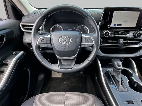 Used 2025 Toyota Highlander XLE FWD image 6